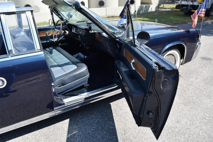 Интерьер Lincoln Continental Limousine (53A) 1963 года  (фото 11 из 27)